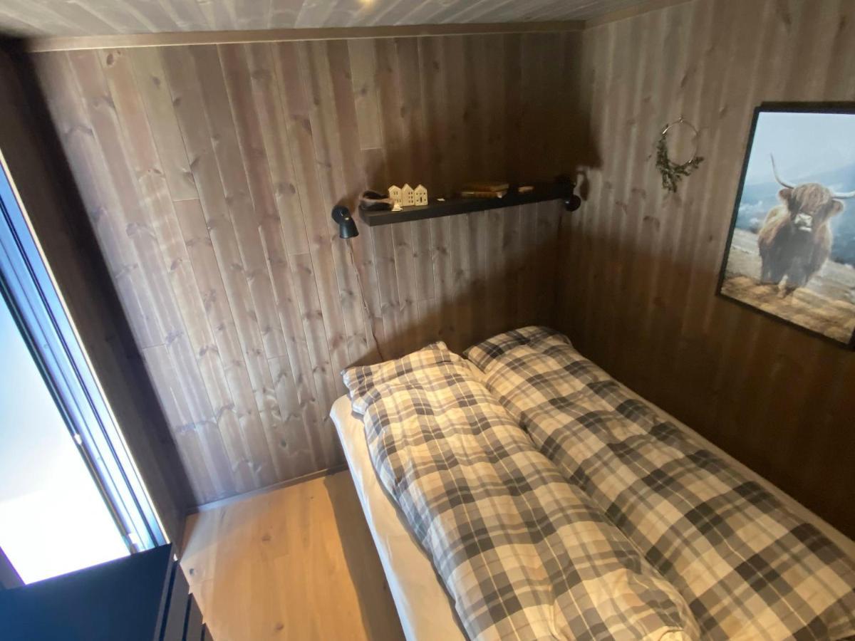 Moderne I Svandalen, - Naer Skisenter Og *
